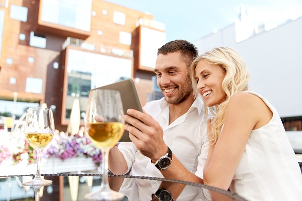 How Wealthy Dating Sites Attract Elite Singles